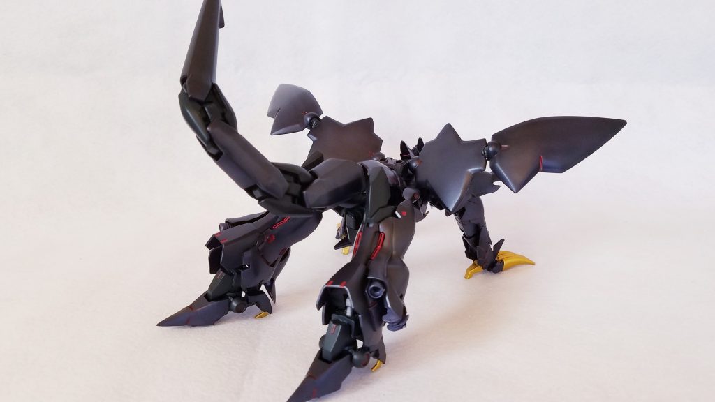 ドラゴンアーマー バックショット
そして、ここより暫しストーリーモードになります。煩わしい方は飛ばして結構ですw
dach聖騎士軍vsNOK魔王軍ストーリー
邪竜王編
その男は夢を見ていた。
かつて国一番の騎士と呼ばれていた頃の夢を……
その国は軍事力において他国を圧倒していたが緑豊かで平和な国だった。
国王も平和主義で他国を侵略することなく国力は自衛のみに重点を置くほどに。
その国で騎士団長の職に就いていたその男は武だけでなく全てにおいて他の騎士達より優秀であった………その国に双子の王子と王女が生まれるまでは。
生まれた時より金と銀の竜に祝福された双子は育つと共に頭角を表し、金の王子は14才にして騎士団長に勝てないものの傷を負わせる程に逞しくなっていった。
銀の王女は反対に争いを拒み、芸術を嗜んでいたが内なる力は兄である王子に匹敵するものであった。
その男は内心、焦っていた。
まだ自分が国で一番であるが王子と王女が成長すると自分を越えるのではないかと!
その思いは日に日に大きくなり数年経つ頃には男の性格は変わり果て力だけを求める存在となっていった。
そんな時、彼に1通の招待状が届いた。
「力を求めるならば私の元へ来るがよい」
男はその言葉に従い、送り主に会いに行くことにしたのだった。
その送り主は魔王とも闇の救世主とも呼ばれている者で会った瞬間に男が求めていた力そのものであると直感しその場で忠誠を誓うのだった。
魔王「ふむ、ではお前の忠誠の証を見せてもらおうか?」
その言葉を聞き、男は直ぐ様国に戻り国王をその手にかけた。
男「私が元居た国の王の首にございます。
この首を差し出すことで魔王様への忠誠の証とさせて頂きます」
以前よりその国を疎ましく思っていた魔王は笑いながら配下である黒い男にこう命令したのだった。
魔王「かの国は今や国王不在にて乱れておる!クロよ、この気に滅ぼしてこい」
クロ「あいわかった」
そうして一夜にして、かつて武力と緑豊かだった国が地図から姿を消したのであった。
魔王「かつて自分が仕えていた国が燃える様はどうだ?」
男「何も思いませぬ、強き者が勝ち弱き者が負けるは自然の摂理にございます」
魔王「くっくく、気に入った!約束通り貴様に力を与えよう‼️」
そういうと魔王の手より黄色の玉が男へと吸い込まれていった、激しい激痛に苛まれながら男は何度も何度も自分が自分で無くなる感覚を味わいながら深い眠りへと落ちていったのだった。
長い夢の果て、男は目を覚ました。
魔王「ふむ、目覚めたか、どうだ?生まれ変わった気分は?」
言われ男は気がついた
かつて無いほどの力がみなぎっていることに!
その力を使ってみると一匹の黒い竜が形を表した。
魔王「なるほど、これが貴様の求めていた力か、ならばこの黒き竜を得た貴様に新たな名を授けよう‼️」
「邪竜王とな❗」