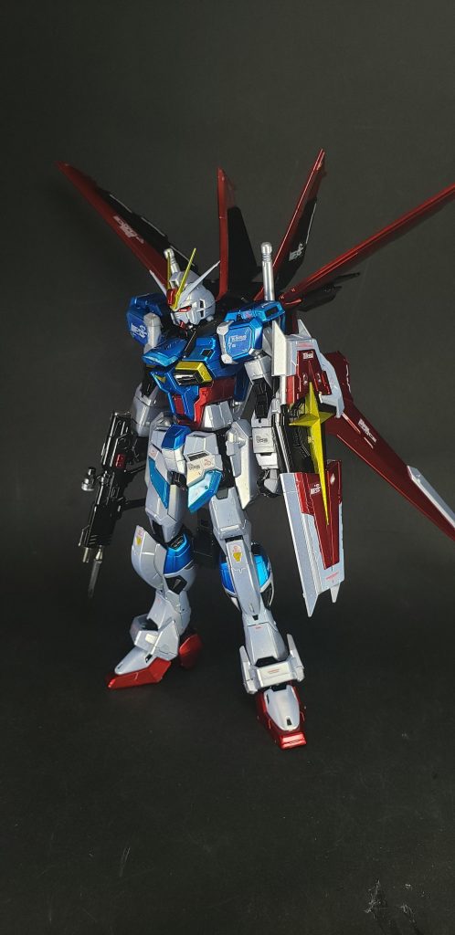 MA-M941 ヴァジュラビームサーベル
フリーダム、ジャスティスに装備された「MA-M01 ラケルタ」を改良したビームサーベル。ユニウス条約の締結に伴うミラージュコロイド技術応用型の従来サーベルの使用禁止を踏まえて行われていた技術研究を礎としており[5]、ラケルタ以上の出力を有しする[5]。セカンドステージシリーズのMS用に開発されたものであり、セイバー・カオス・ガイアも同じものを装備している。「ヴァジュラ」とはインド神話に登場する雷神インドラの持つ槌矛の名前。