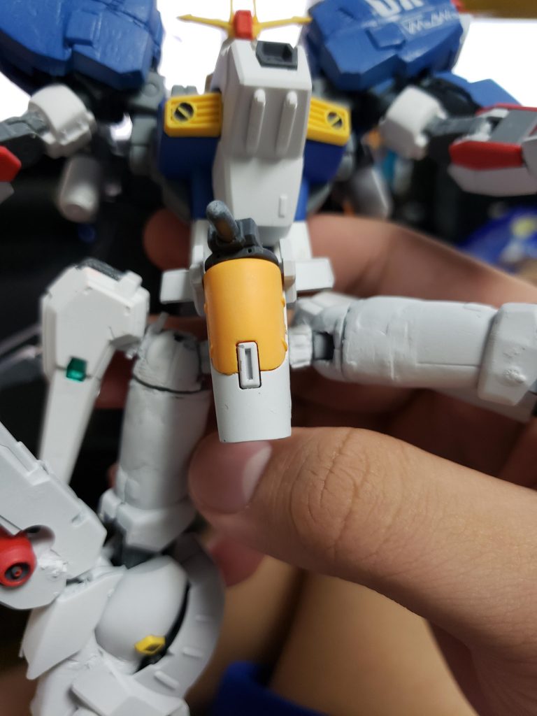 股関節をボールジョイントからノーマルジョイントに変更。腹部も延長かつ稼働できるように改造