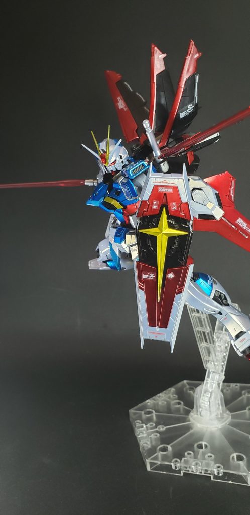 また、ジャスティスやフリーダムの流れを受け継ぐインパルスではあるが、バッテリー機故の制約からその機能は複数のパックに分割されたする資料もみられる[37]。シルエットは高機動戦・通常戦闘用仕様であるフォース・接近戦・対艦戦仕様であるソード・砲撃戦仕様であるブラストの3種類が用意されているが[注 10]、これらのシルエットは必要とされるエネルギーがそれぞれ異なるため、装着したシルエットに応じてVPS装甲に掛ける電圧を調整され、装甲強度と使用エネルギー量が変化する[38][注 11]。その副次効果により装甲の色は装備するシルエットごとの固有に変化する[3]。