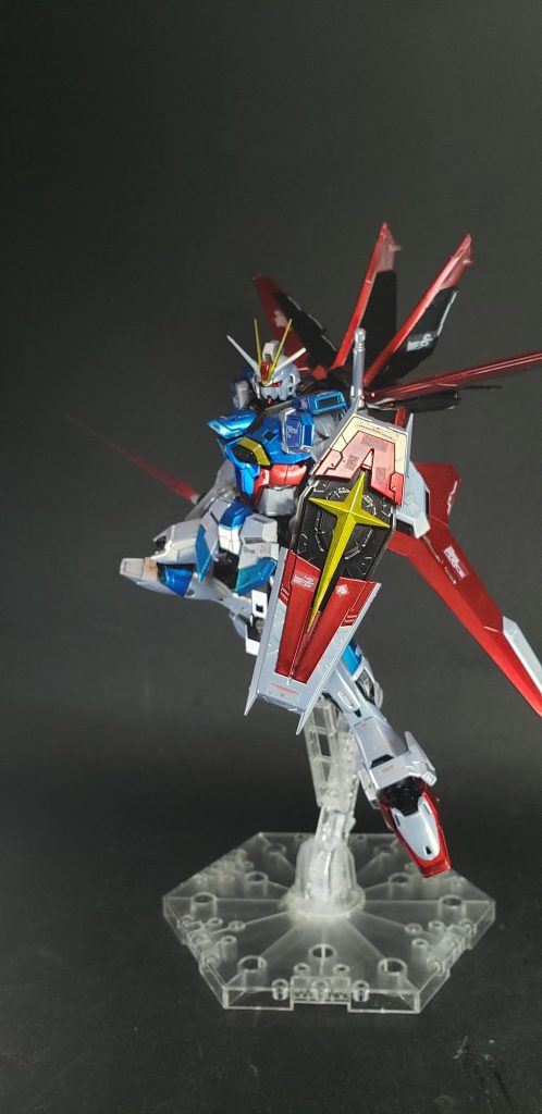 また、各シルエットにはパワーパックが内蔵されており、バックパックの交換で稼働時間を延長する事も可能としている[39]。インパルスは全形態において大気圏内におけるホバリング機能を持ち、シールドとビームライフルを標準で携行する事から、戦闘における汎用性はより向上する事となった