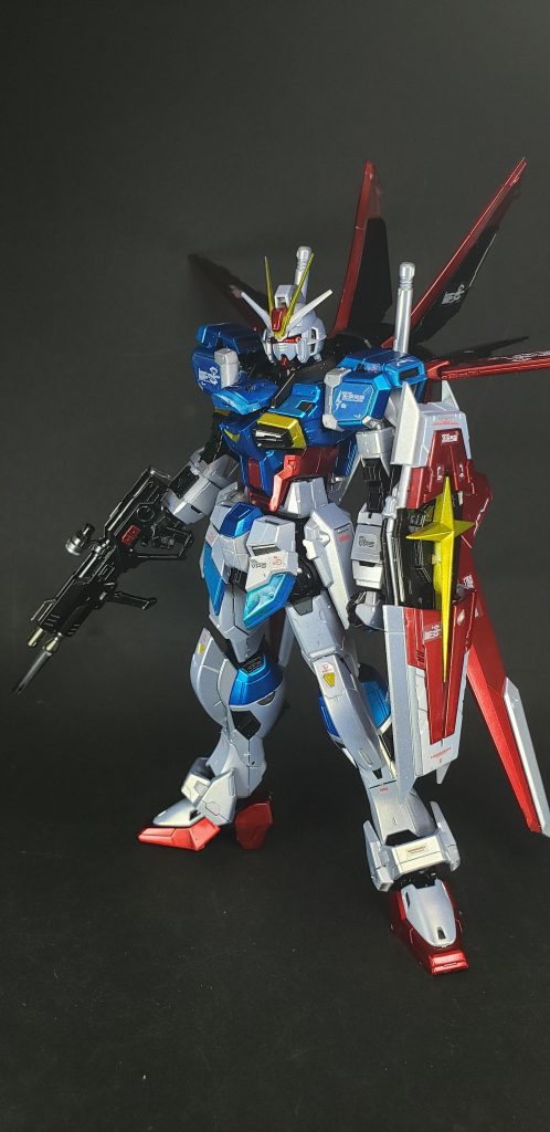 フォースインパルスは無重力・重力下を問わない高機動戦闘用シルエット「フォースシルエット」を装備した形態である[5]。

フォースシルエットは大出力スラスターや主翼を備え、宇宙空間や大気圏内を問わず高い飛行能力を発揮。空戦能力でフリーダムに匹敵する性能を誇る[3]。また、装備としてビームサーベルを2基搭載する[3]。VPS装甲の色は、シルエットを装着していないインパルスと同じく白と青を基調とするものとなっている