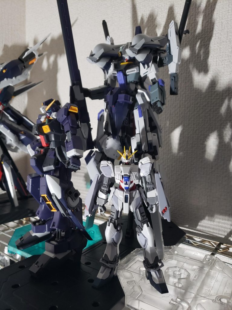 最後に大きさ比較
HGナラティブとMGヘイズルで比較です〜