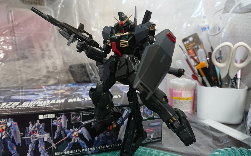 マーキング前にポージング。
仕上げのクリア吹き前ですので黒の違いが若干わかりやすいでしょうか。

需要があるかわかりませんがカラーレシピは

※黒①(濃)…ガイアカラーのピュアブラック＋ガイアカラーのパールシルバー少々
※黒②(薄)…サフェイサーエヴォブラック＋サフェイサーエヴォホワイト＋サフェイサーエヴォシルバー
※バックパック…GSIクレオスのGXメタルブラック
※武器類(明)…サフェイサーエヴォガンメタ
※武器類(暗)…ミスターカラーの黒鉄色
※アンテナ、ダクト、襟等…ガイアカラーのスターブライトゴールド＋スターブライトブラス
※コックピットハッチ、シールド覗き窓…ガイアカラーのパールプレミアムレッド＋パールローズディープレッド
※メインカメラ…ガンダムマーカーメタリックグリーン
※メインバーニア内部…ガンダムマーカーメタリックレッド
※メインバーニア外部…ガンダムマーカーガンメタリック

…だったと思います。

塗装自体はGW頃だったので適当だった調色の割合含め既にうろ覚えです笑。

前作もそうなんですが、なんとか金属表現をしてみたいと思って色々試してはいるのですが、やはり難しいですね。