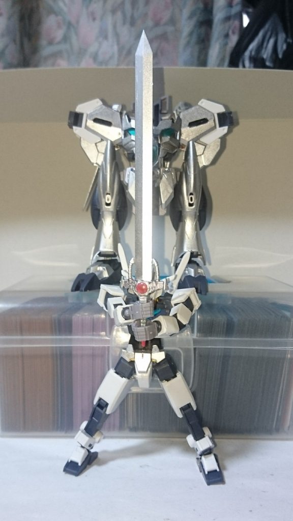 鎧化(アムド)の掛け声で、鎧が装着されます。
私の技量では鞘の再現は出来ないので、フェイクニューアーマーの土台を使用しています。
剣はモビルジンの重斬刀にコトブキヤのナイトソードのミキシングで作成しています。