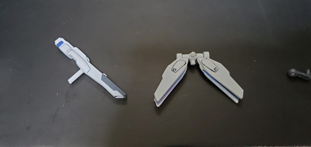 リフレクターは取付方式でしたが、折り畳めるように改造しました。サテライトキャノンも肉抜きを埋めています。