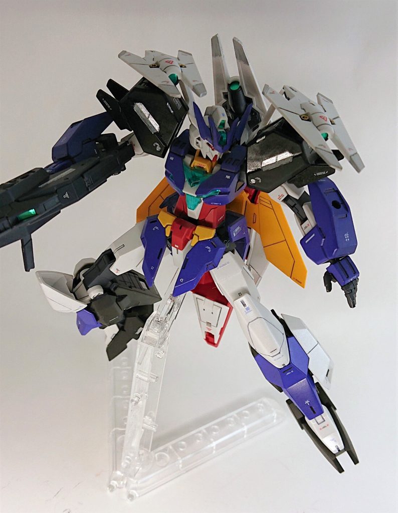 ウラヌスアーマーはちょっと単調な色合いに感じたので、缶スプレーで塗装しました。
足底がマットブラック、青っぽいところはブルーバイオレット、肩とふくらはぎはディープブルーメタリック、白部分はパールホワイトです。