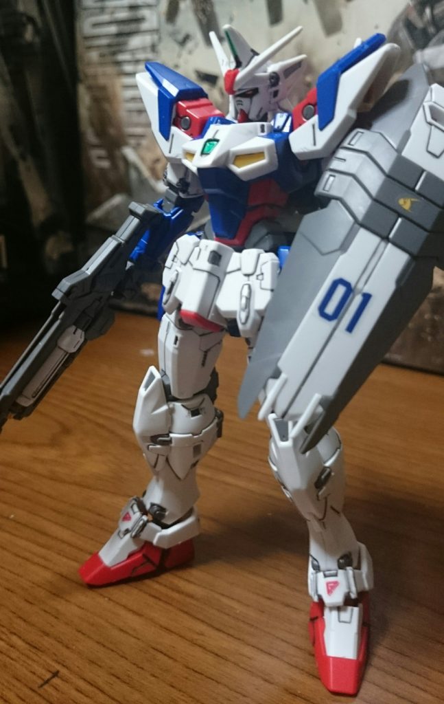 旧キットと比べて大分スマートになったというか、ガリガリになったというか…旧キットみたくもうちょい太めが好みっスね。まぁ、旧キットつくったことないんスけど。

旧キットに比べると色分けはほぼほぼパーペキっス！まぁ当然ちゃあ当然っスけど。随分と気合いの入ったキットっスけど、肘が90°ちょいしか曲がらなかったり、肩やシールドがポロリしやすかったりとヘンな所で惜しいところがあるキットっスね。
ちなみに⚠注意点⚠ 首のポリキャップはグレーのパーツをきちんと嵌めとかないと、綺麗に嵌まらず、ポロリどころの話じゃなくなるから注意っス！

全身のボルトはグレーで塗装、ツインアイは旧キット意識でメタオレンジで塗装っス！塗装時の参考資料にネットで旧キットとかROBOT魂とか画像を漁ったんスけど、ROBOT魂のツインアイってグリーンなんスね