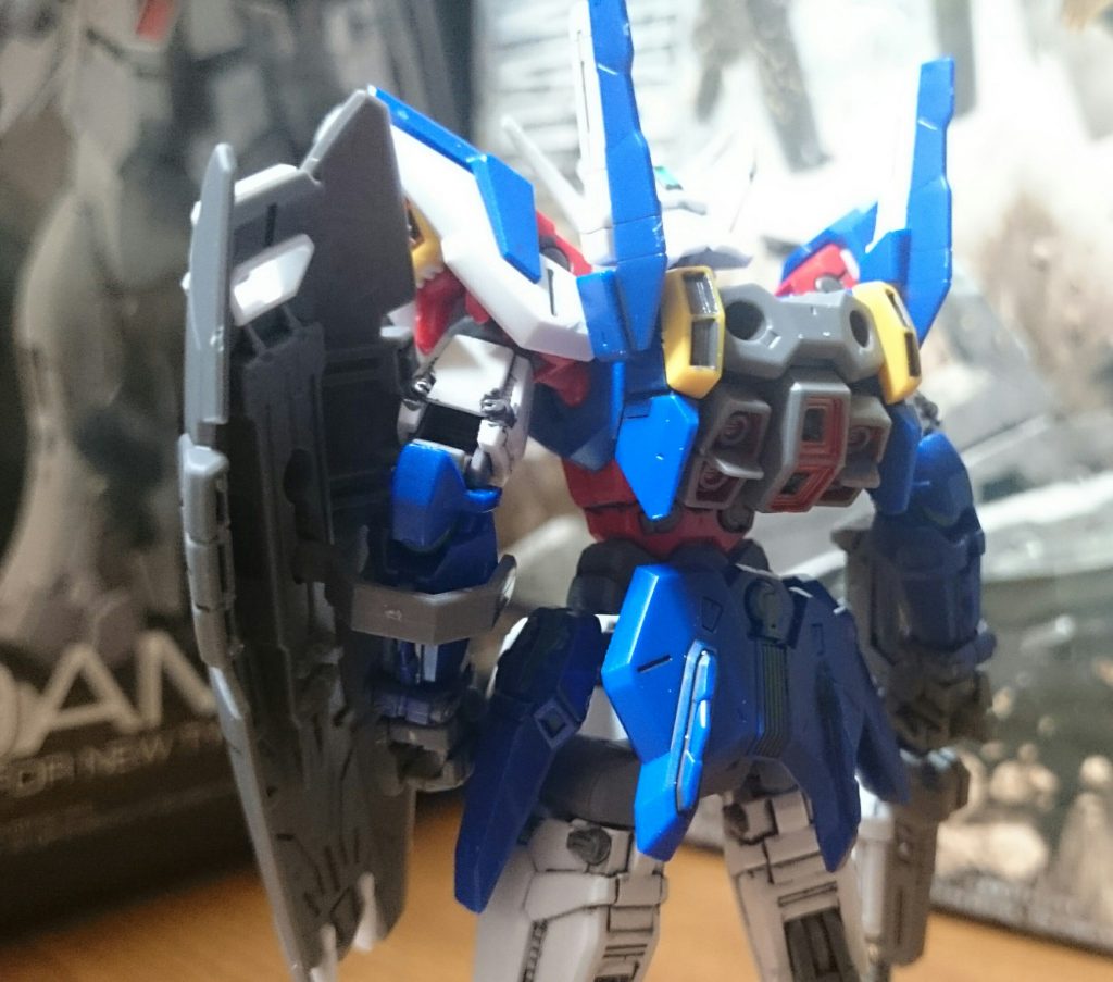 ・背面

バックパックのスラスターはレッドで塗装っス。
またリアアーマーはボールジョイントで接続で、ある程度自由に動かせるっス