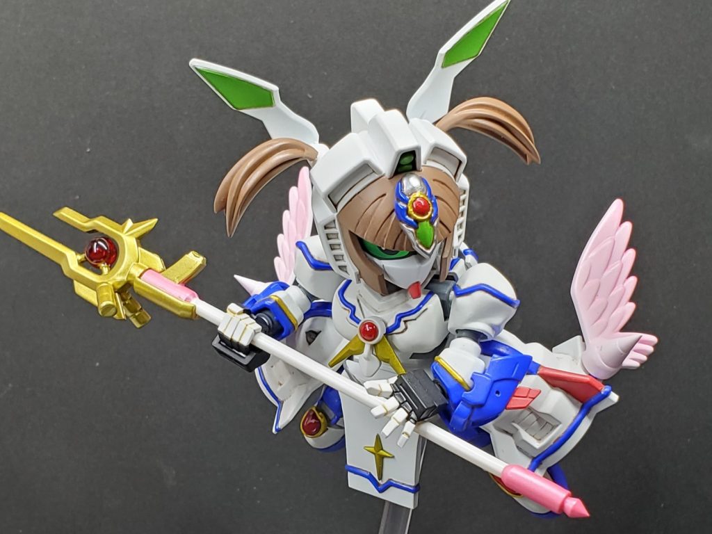 主な武装は銃火機ではなく以前から使用している「霊神具 破兜(れいじんぐ はとう)」。スダドアカに迷い込んだ式神を救った事により零覇利法師の時坊流から賜った錫杖で 
物理的な槍としても使えるが、真価を発揮するのは騎士としての魔力(法力)を撃ち出すディバインシュート、スターライトブレイカーなどの砲撃時である。 「全力全開ッ!」