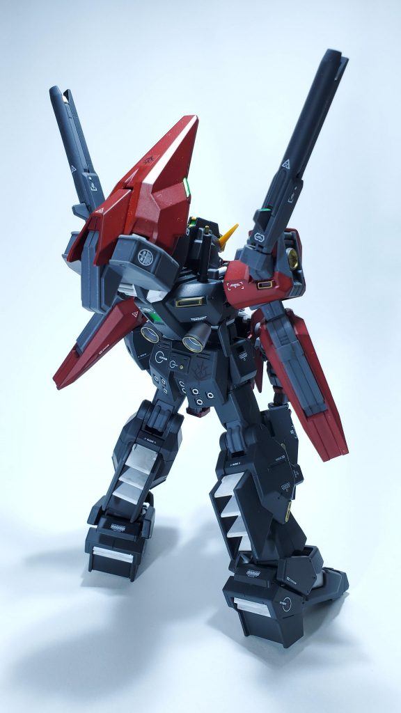 レジオンの機体カラーに則って素体のヘイズルはブラックに、強化パーツはレッドに揃えています。
また、強化パーツのみ強調のためエッジ部分のみウェザリングしました。
機体各所にはレジオンのエンブレムを貼っていますが右肩部分が上下逆になってます…