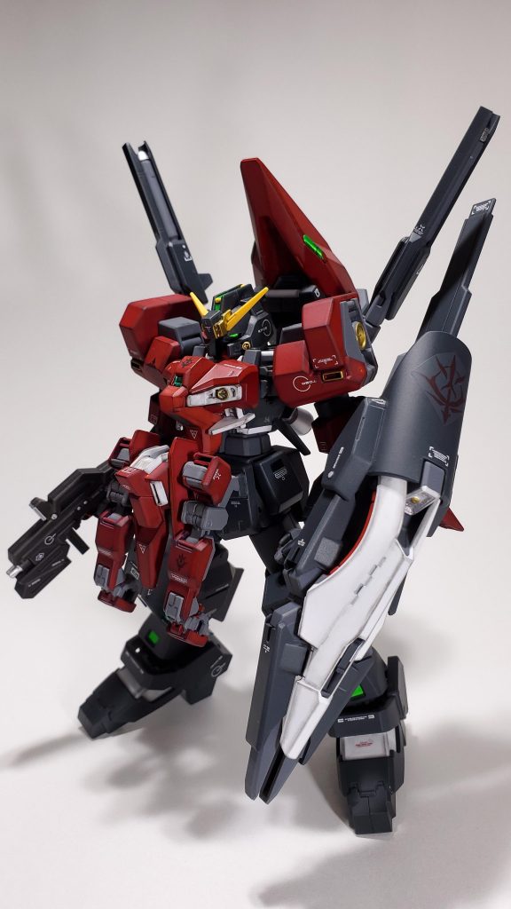 武装はコンポジットシールドブースター(以外CSB)とビームライフル、固定武装にビームキャノンとビームサーベルを装備しています。
CSBはTR-6ウーンドウォートの物とやや造形が変わっていてTR-1ハイゼンスレイ様に新規造形されているようです。