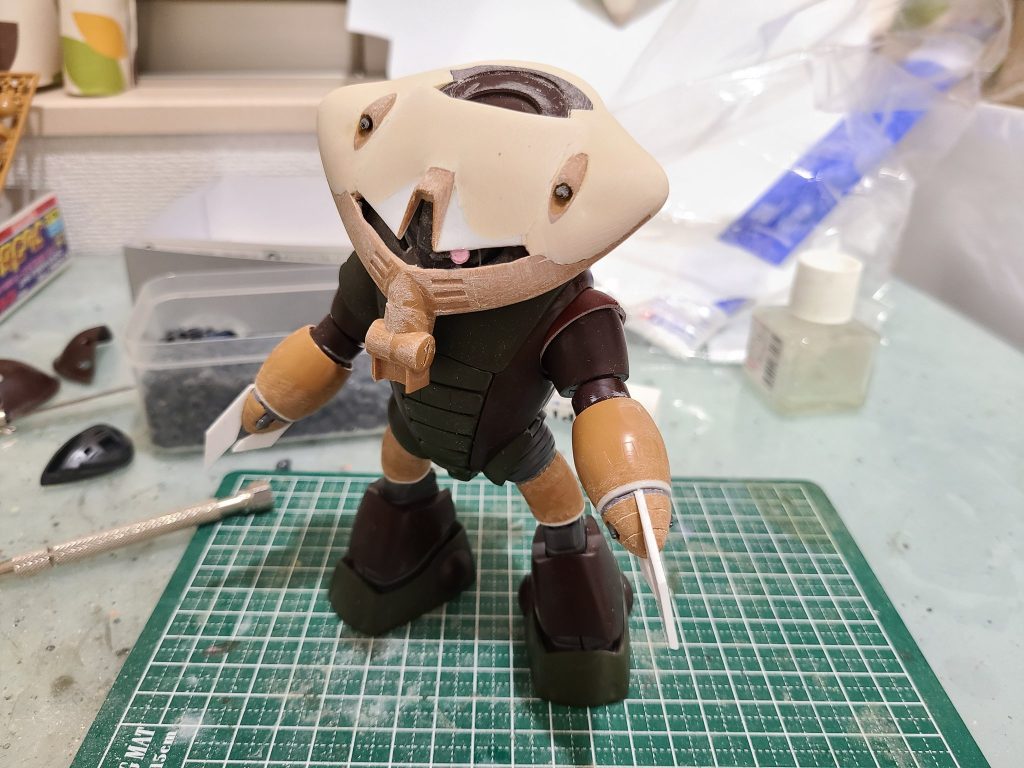 頭部はエポパテとプラ板でスクラッチしています。