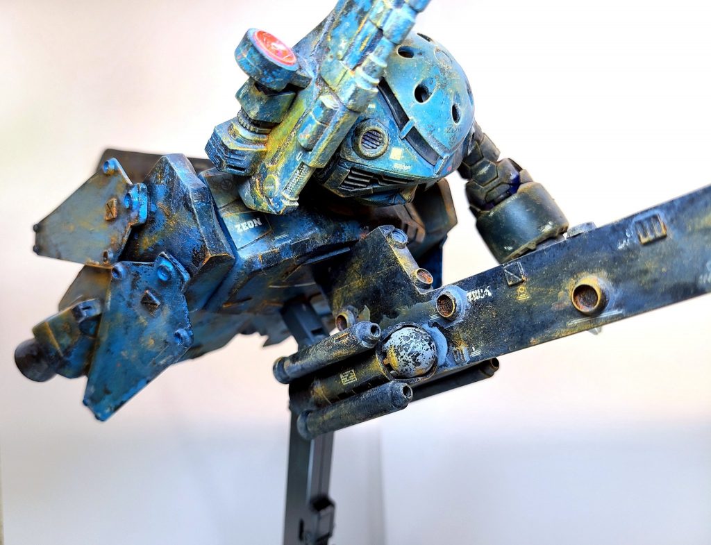 数年前にスクラッチしたゼーゴックを、より使い捨て感＋再利用品をイメージしてキツめの錆ウェザリングを施しています。