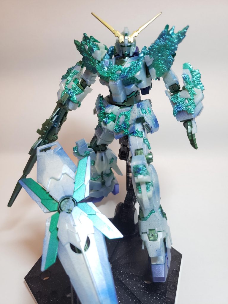 付属のビームマグナムとシールド
シールドを腕につけるジョイントも付属しますが結晶体が邪魔で付けられません
なのでシールドファンネルをイメージ