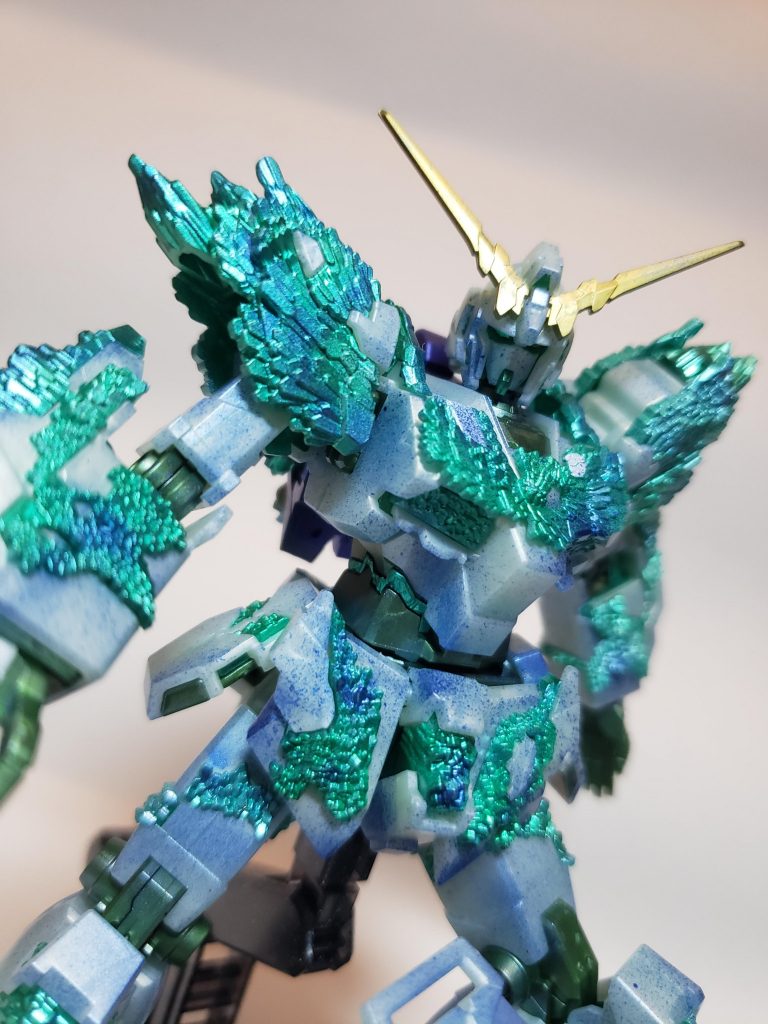 バストアップ
結晶部分をメタリックグリーンで塗装し、全体にメタリックブルーでグラデーションをかけてみました。
UC最終局面のような神々しさが出せて満足です。