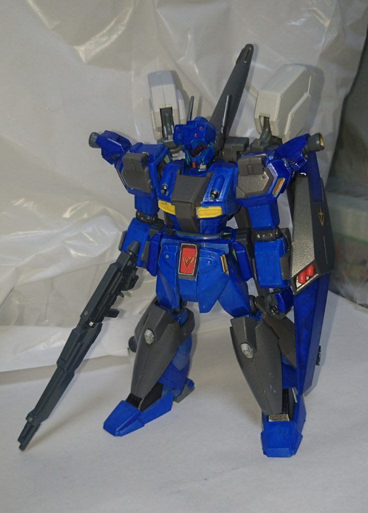 頭部はエコーズ隊のジェガンを使用。
肩はミサイルユニットを着けると、バックパックに干渉してしまうので、肩前面のみ、装甲を着けています。
肩に追加でスラスターを着けています(30MMシリーズを使用。)