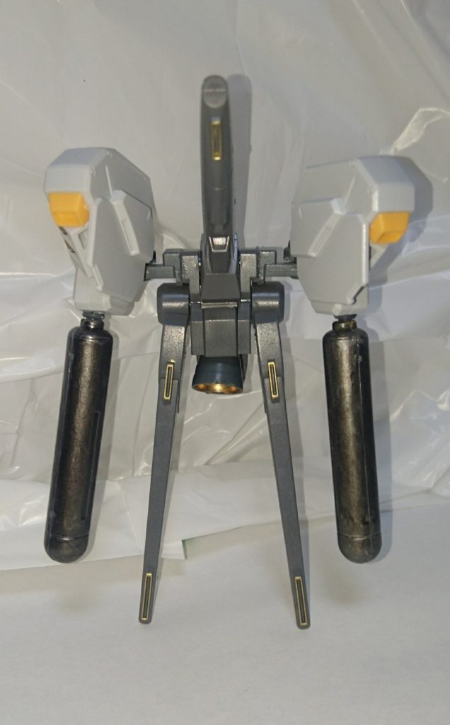 バックパックにヘイズル2号機のトライブースターを付けてみましたら、いい感じにフィットしました。
これにより、高い機動性を手に入れられました(という妄想)
稼働時間延長のために、プロペラントタンクを装着しています。(脱着可能)