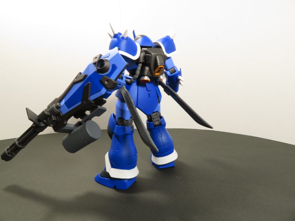 スラスターをメタルパーツ化し、B3グフから拝借したシールドガトリング、3連ガトリングを取り付けました。カラーに関しては、青系カラーを3色使い色分けをしました。細かいダクトのオレンジは、筆塗りをしました。