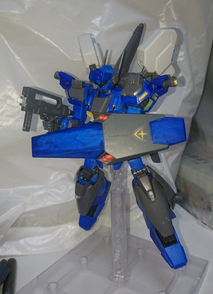 因みにこのメガビームライフルは分離が出来て、ビームガンにもなりますし、先端にビームサーベルも付けられるようにしています。