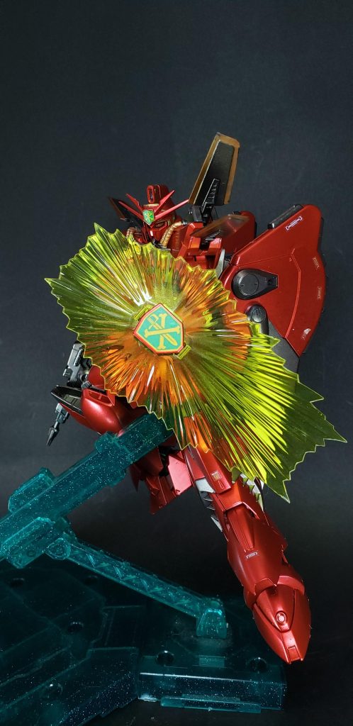 また、F91のようなショルダー・フィンを左右2枚もつ[43]。ビーム・シールドは出力強化型で[43]、携行武装はヘビー・マシンガン2門と一体化したショット・ランサー[43]。ビギナ・ゼラとの共通点も見られ、関連が指摘される[44]。