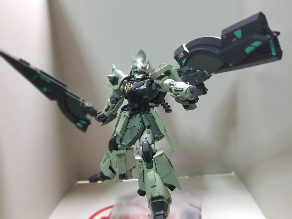 ジオニックソード銃形態ジオニックソードを折り畳み、持ち手をL字に曲げれば銃形態に武器はこれしかないので失えばあとは拳のみ