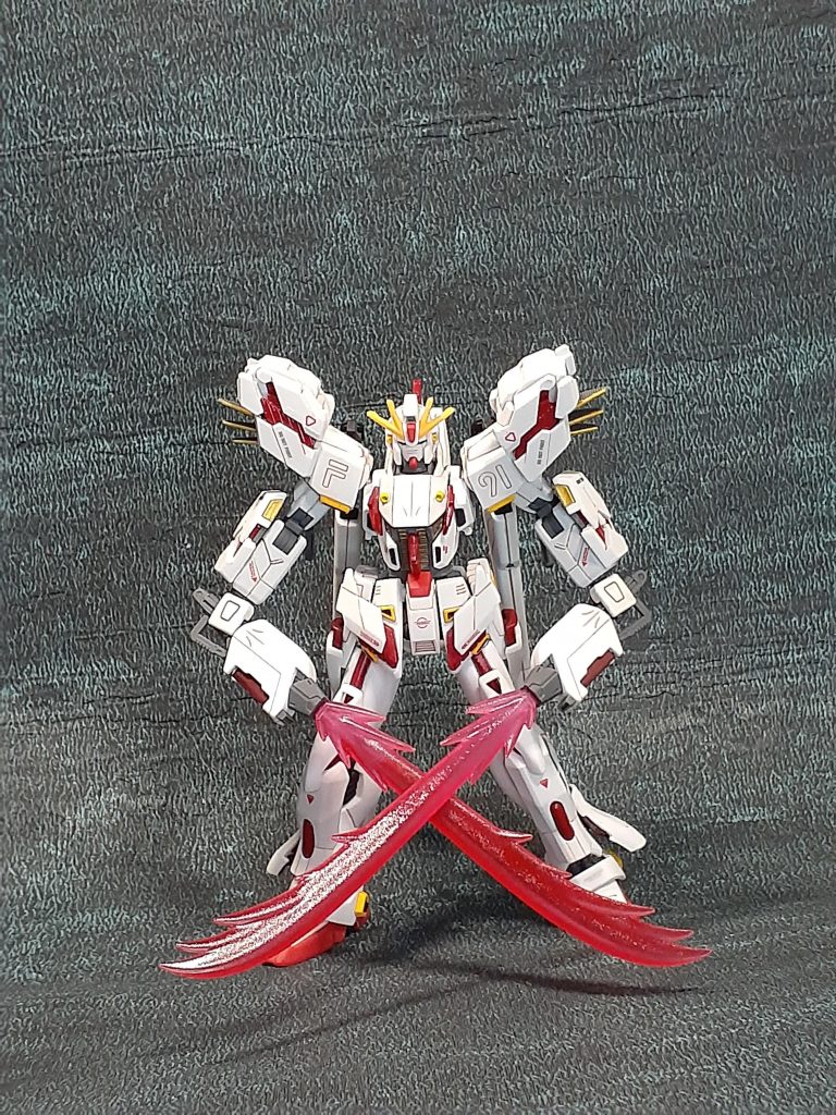 ビームサーベルの持ち手部分はヴェスバーのフレームをそのまま使用しています。ナックルガードの部分も可動します。