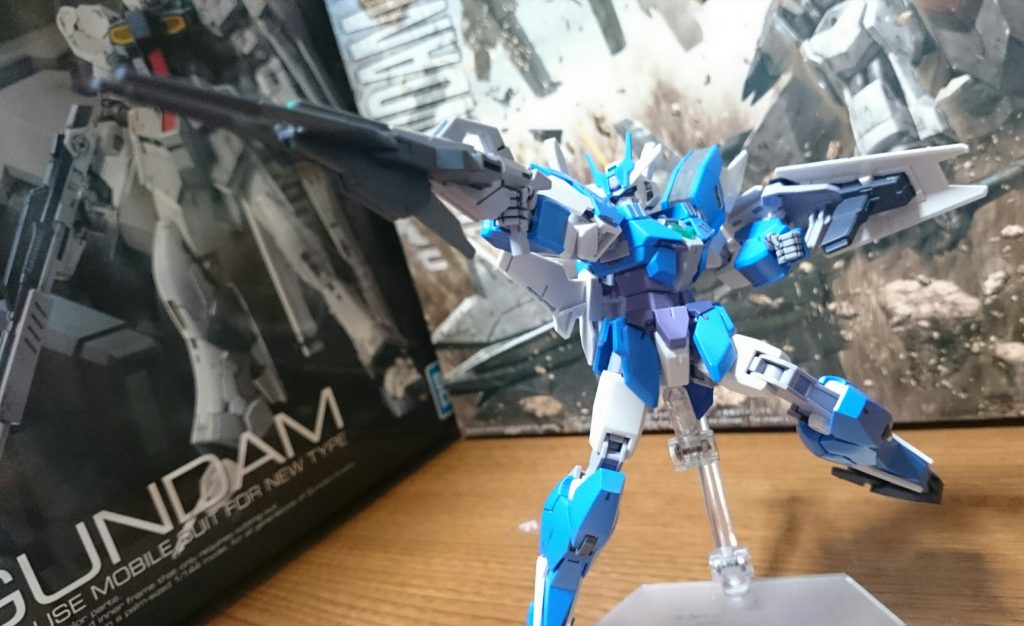 最後に
・アースリィガンダム
G-3カラーはウラヌスアーマー、マーキュリーアーマー、アースアーマーなど、青系のアーマーと相性良さげっスね
…… ……
…… ……
「ヒロト!コアガンダムがすごく喜んでる!」
「伝わるんだよ。気持ちを込めてつくったこと。嬉しがってる。ヒロトの『好き』っていう気持ちがこの子の心になったんだよ」
「イヴ、俺行ってみたい。コアガンダムの、ガンプラの可能性の光を、もっと見てみたいんだ…!」
「!……うん!」