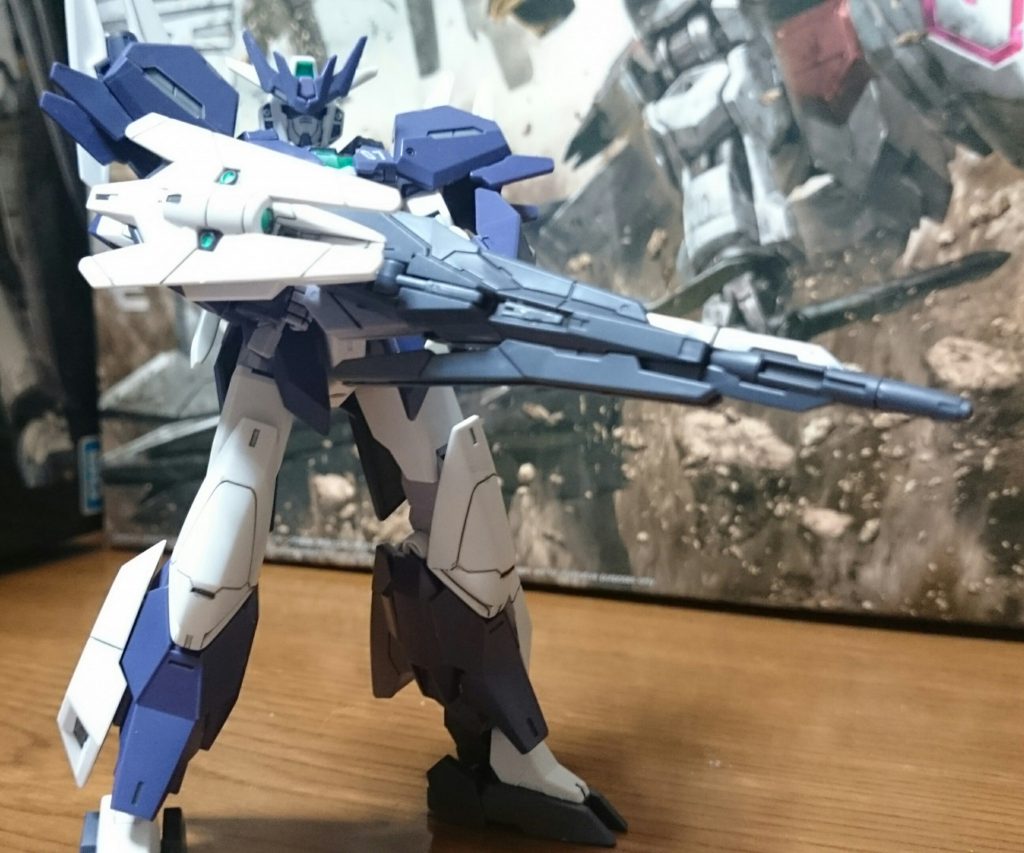 ・ユーラヴェンガンダム
けっこう渋い感じに似合うっスね。
センサービットのひとつはコアガンダムIIだとコアディフェンサーを介して、背中に取り付けてたっスけど、コアディフェンサーがないとジョイントの形が違うので、コアガンダムIだとビームシュートライフルU7に取り付けるようっスね