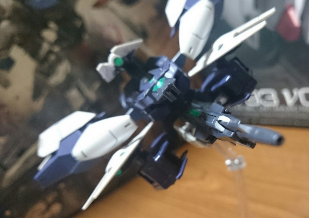 彼らのバトルによる激しい余波が周囲へと降り注ぐ。ヒロトもその余波でビームライフルのバレルパーツを失った。
ヒロトはすぐさまウラヌスアーマーからビームシュートライフルU7を呼び出し、コアスプレーガンへ連結させる。