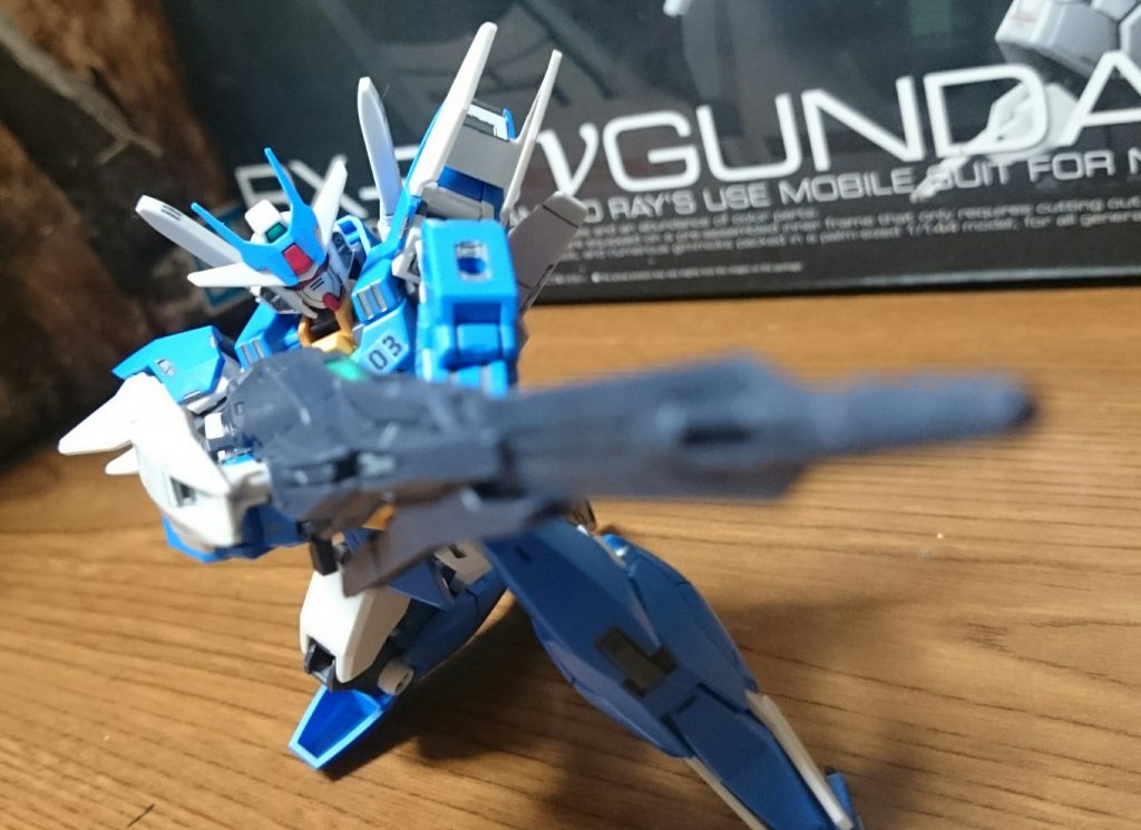 ヒロトは爆発から出てきたダブルオースカイに向けて、バレルを延ばし、ライフルを構え狙撃体勢に入る。

『チャンピオンが突破された！？』

『まさか！そんな！』

『どうする…！？』

『誰かっ…誰かいないのか！？』

「…………！」
照準はダブルオースカイを捉えたまま。

「何故だ…」
唇を噛み締める。