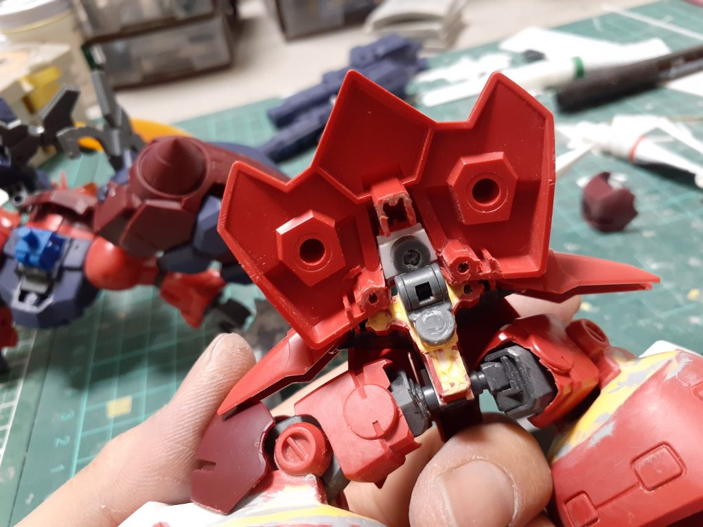 股関節とロール軸を多分スクランブルから移植
可動が制限されてたからリアスカートに可動軸を追加