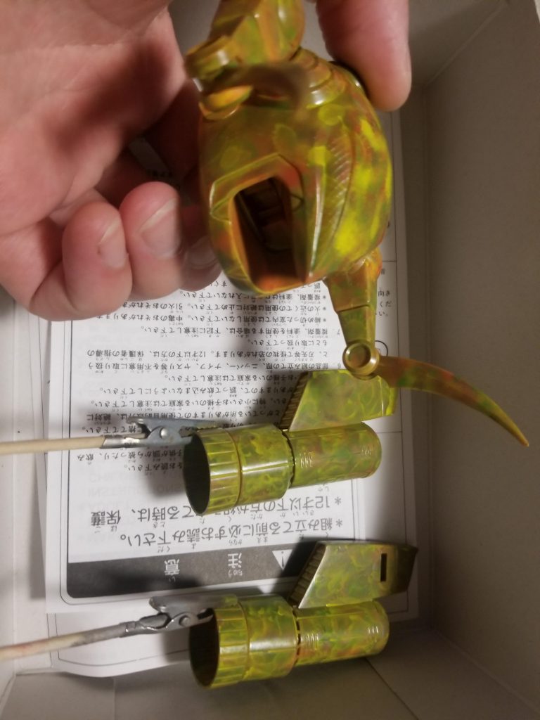 下地は適当に薄めた塗料を思うままに吹いた適当仕様です。

上から水性塗料で塗り重ねて本体色を出してます。