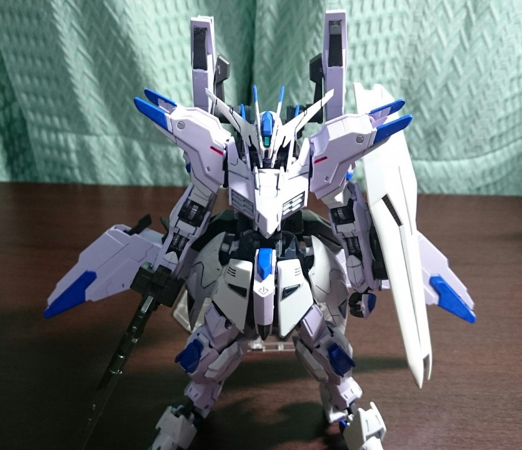 ちょっと上から
腰バインダーを背中に、翼を基部ごと下にずらしてマントっぽく配置しました