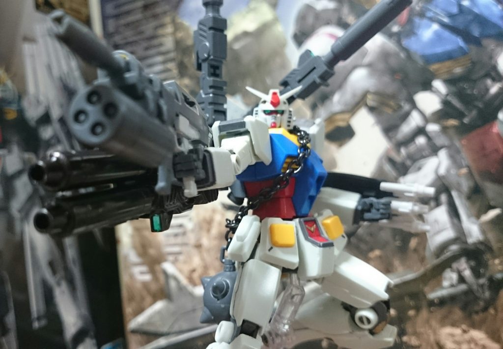 ・シールド付き2連ビームキャノン&スーパーナパーム

2連ビームキャノンは砲身同士を連結させ、シールドを取り付けることで腕に装備できるっス。作中ではここから花火が飛び出たり。アランは反則だと物申してたっスけど、メイジンは「彼」ならありだ！ということで…
スーパーナパームが取り付けられてるビームライフルはRG風にホワイトを追加したんでしてるっス