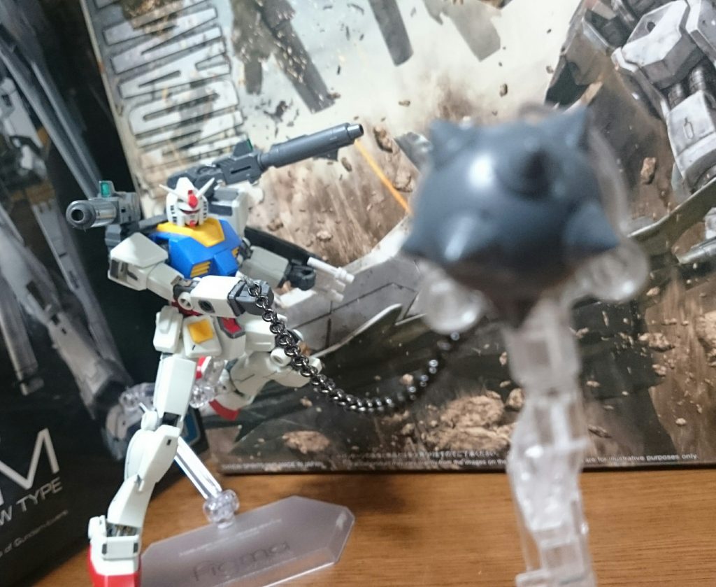 ・ガンダムハンマー

こちらの目玉武器っスね！作中のハンマーの本体は鉄から削り出されたという……ただキットのままだと、鎖の部分が短く、一体化したものなんで、鎖の部分をG30から移植してるっス！鉄球・柄の造形は付録キットのが好みっスね。ちなみにこれは鉄球・柄側にちょっとした加工が必要っス