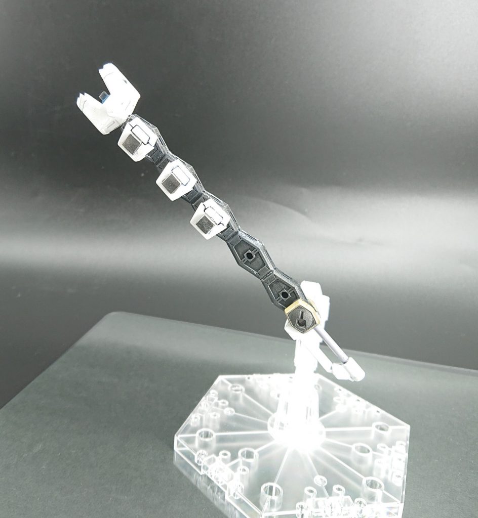 武器のメガビームソードは、コトブキヤのエネルギーシールドなどを接着してオリジナルのイメージに近づけました。
設定では、ビームではなくサイコウェーブを放出し、相手を破壊するのではなく、戦意喪失させることを目的とした「不殺」の武器です。