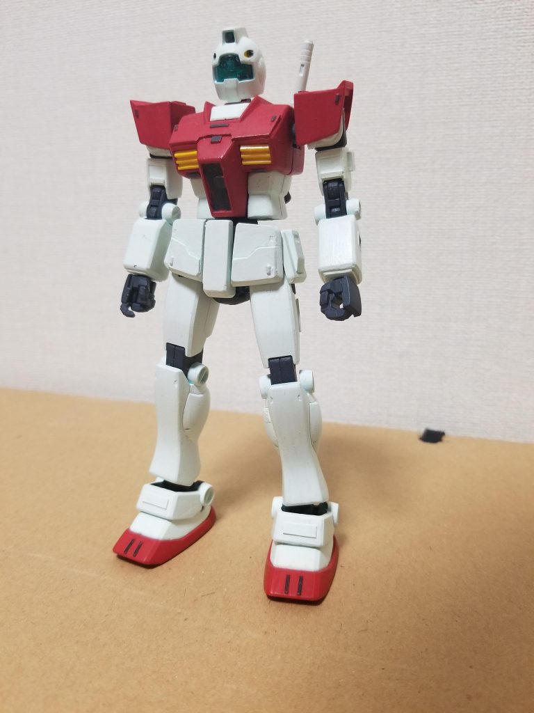 まずは正面
HGジムのパーツを出来るだけ使いつつ関節部分は別キットの二重関節の物を使用しました
フロントスカートは前後を入れ替えてから切り離して可動させるようにしました