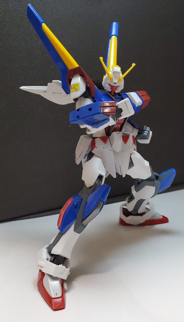 構え！
装備は頭部バルカン以外、己の肉体のみです。
光の翼の応用技はありますが、基本インファイトです。