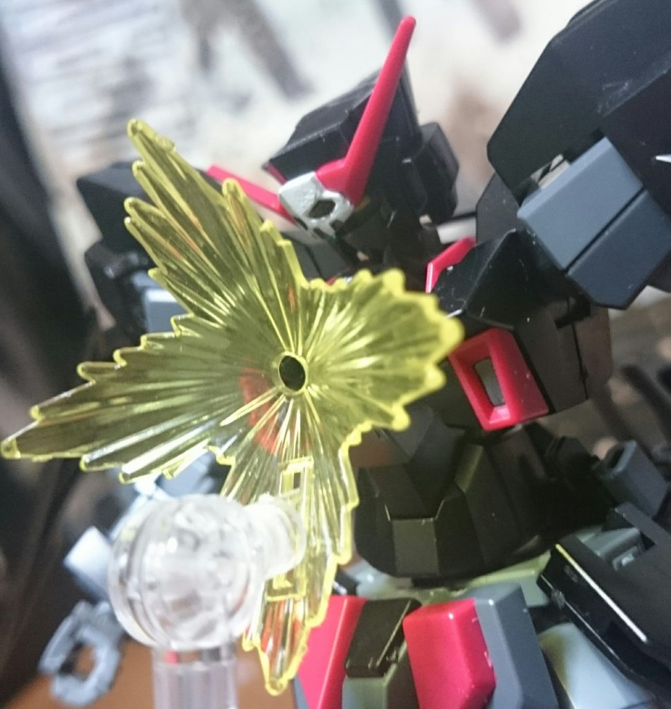 ・フラッシュアイ
胸のドクロの目で目眩ましが可能に。小説版では度々このドクロがコクピットハッチという記述が…中身が面白いだけにこういったミスあるのは悲しいっスね…