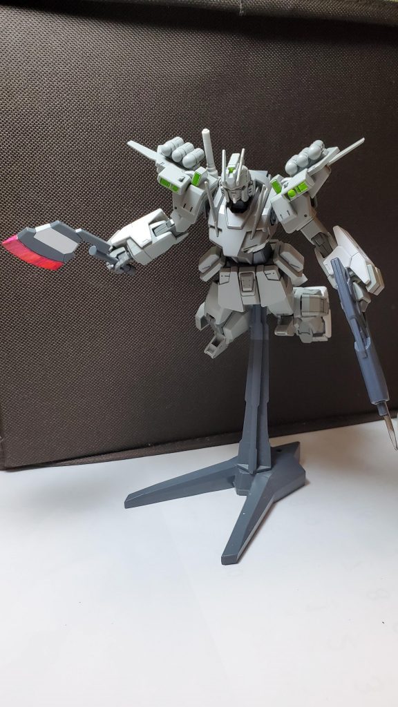 空は飛べませんが、滑空は出来ます。
母艦より降下し、奇襲攻撃を仕掛けるのがコンセプト。
従来のパラシュート方式では降下中無防備になるため、単機で滑空しながら奇襲をかけるための装備。