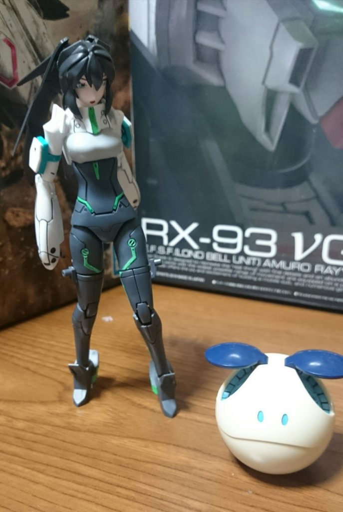 先ずはハロローダー付属の

・ハロ(ヒロトカラー)

メイとサイズ比較っス。こちらのハロは新しいバージョンのものっスね。
作中のサイズはダイバーの手のひらサイズと小さめで、こちらはスケールがあってないっスね