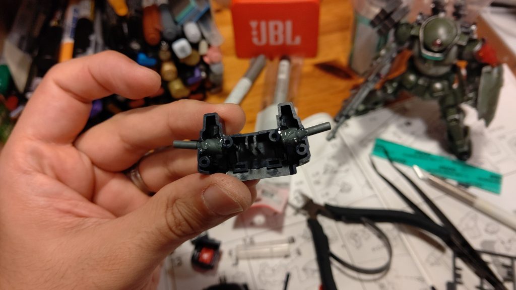 頭が埋まってる感じを出したかったので、肩の接続ピンを上に5ミリほど上げてみました。