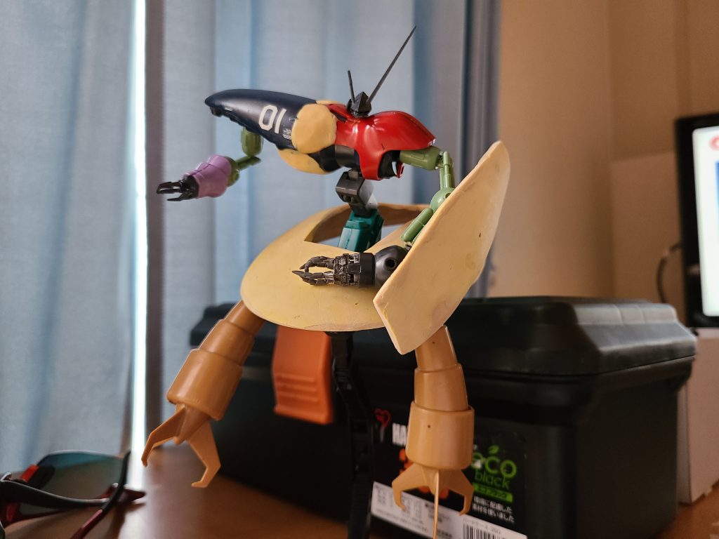 様々なジャンクパーツを使い、スカート部分はエポパテとポリパテでのスクラッチ。
中空になっているので軽く仕上がりました。