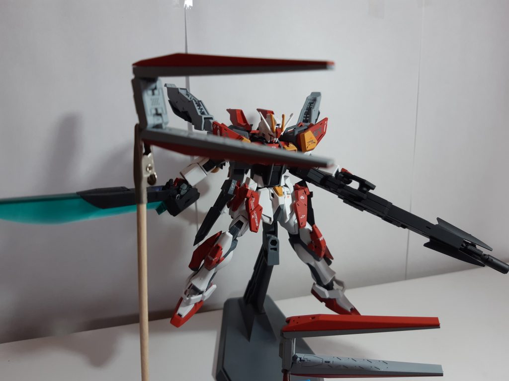 サイコミュー搭載によりファンネルを使用可能です。

機体性能は随一ですが、パイロットがSEED状態でしか使用できず、エネルギーの高消費により活動時間に制限があります。