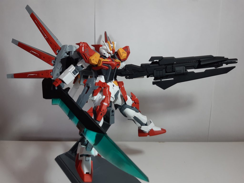 ビームソードとランチャーを装備した全部のせストライカーです。