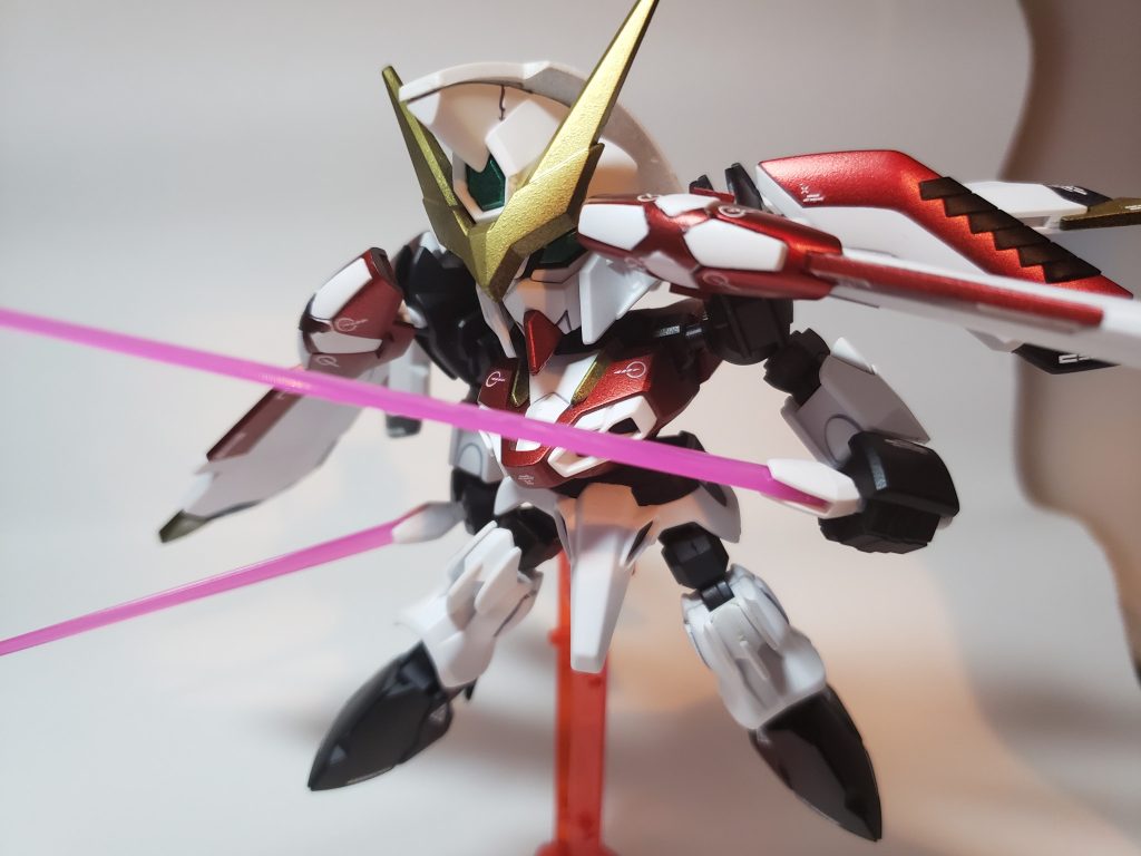 ビームサーベルを二刀流で
サーベル刃は写真の長いものの他に短いものも付属します。
短い刃はCSフレームだとちょっと短すぎる印象で、SDフレームの方が似合うと思います。