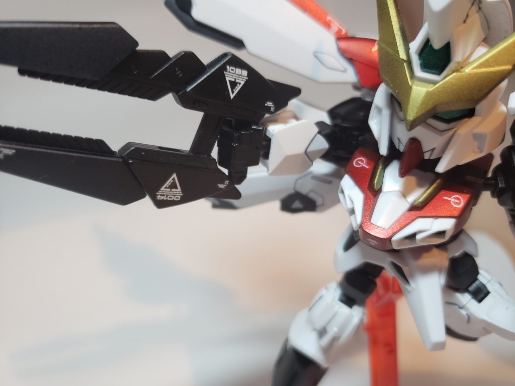 ビームライフルは連結することもできます。
全ての写真に言えることですがウィングがめちゃくちゃ干渉するのでかっこいいポーズを取らせるのが大変でした