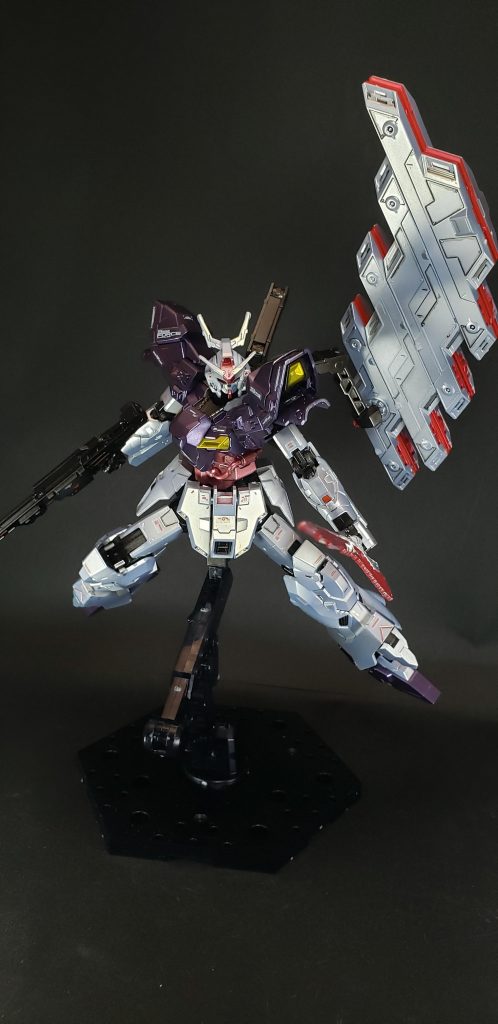 ビーム式トライブレードの一種と位置づけられるバタフライ・エッジは短時間のみサイコミュによる遠隔操作が可能で、ブーメランのような使い方が可能[36]。