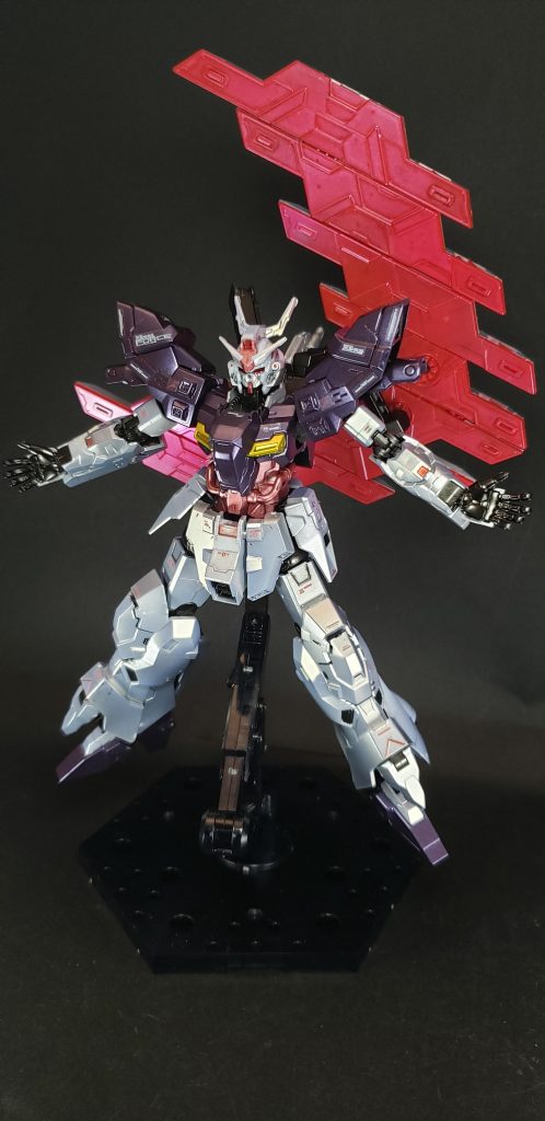 サイコプレートは、バックパック左側に連結状態の4基を二重に重ねた収納形態と、赤い発光部を露出させた三日月形態の二つの待機形態をもち、分離後はパイロットの脳波コントロールで攻防どちらにも使用可能となっている